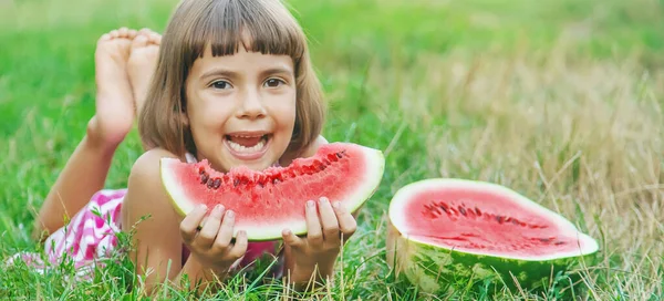 Kind Eet Een Watermeloen Tuin Selectieve Focus — Stockfoto