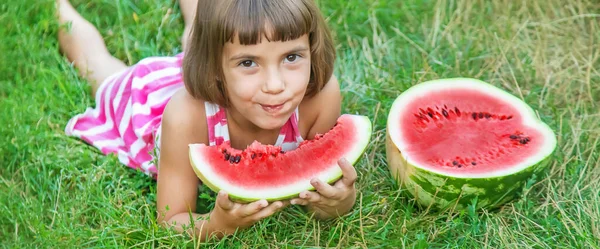 Enfant Mange Une Pastèque Dans Jardin Concentration Sélective — Photo