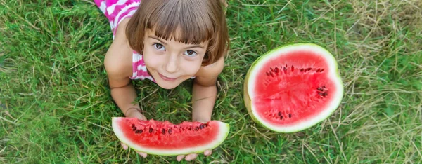 Kind Eet Een Watermeloen Tuin Selectieve Focus — Stockfoto