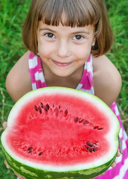 Çocuk Bahçede Karpuz Yer Seçici Odaklama — Stok fotoğraf