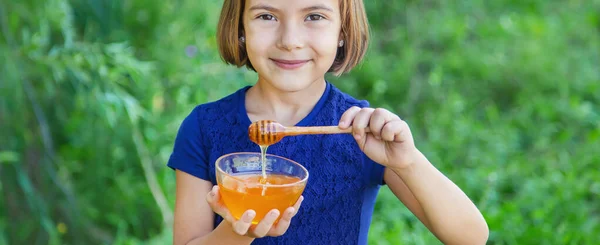 Kind Een Bord Honing Handen Selectieve Focus — Stockfoto