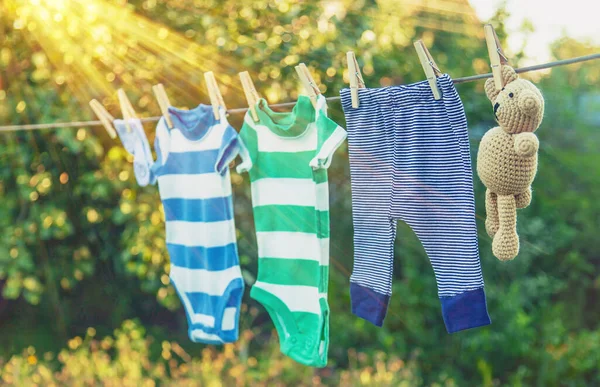 Babykleidung Waschen Wäsche Trocknet Der Frischen Luft Selektiver Fokus Natur — Stockfoto