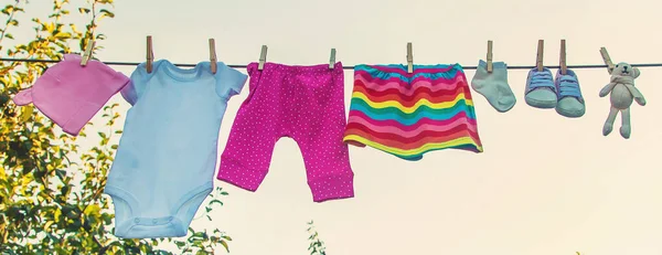 Tvätta Babykläder Linne Torkar Friska Luften Selektivt Fokus Natur — Stockfoto