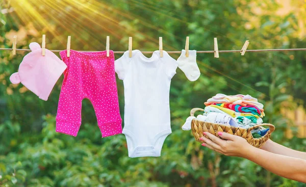 洗婴儿衣服亚麻在新鲜空气中干燥 选择性聚焦 — 图库照片