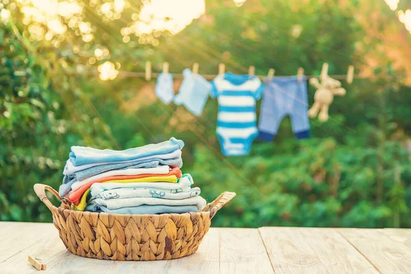 Mytí Dětských Šatů Ložní Prádlo Vysušuje Čerstvém Vzduchu Selektivní Zaměření — Stock fotografie