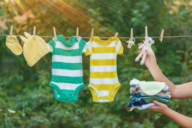 bebek kıyafetleri yıkamak. Keten temiz havada kurur. Seçici odak. Doğa.