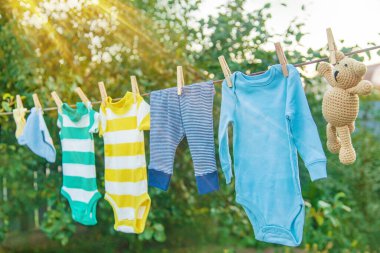 bebek kıyafetleri yıkamak. Keten temiz havada kurur. Seçici odak. Doğa.