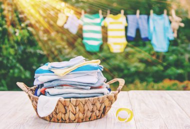 bebek kıyafetleri yıkamak. Keten temiz havada kurur. Seçici odak. Doğa.