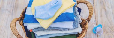 bebek kıyafetleri yıkamak. Keten temiz havada kurur. Seçici odak. Doğa.