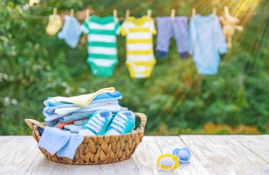 bebek kıyafetleri yıkamak. Keten temiz havada kurur. Seçici odak. Doğa.