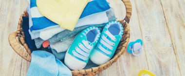 bebek kıyafetleri yıkamak. Keten temiz havada kurur. Seçici odak. Doğa.