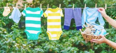 bebek kıyafetleri yıkamak. Keten temiz havada kurur. Seçici odak. Doğa.