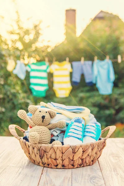 Mytí Dětských Šatů Ložní Prádlo Vysušuje Čerstvém Vzduchu Selektivní Zaměření — Stock fotografie