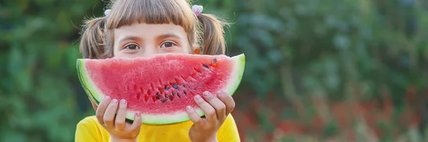 Barn Äter Vattenmelon Trädgården Selektivt Fokus — Stockfoto