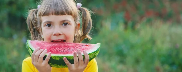 Kind Eet Een Watermeloen Tuin Selectieve Focus — Stockfoto