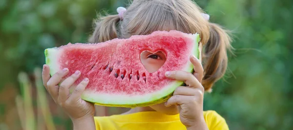 Kind Eet Een Watermeloen Tuin Selectieve Focus — Stockfoto