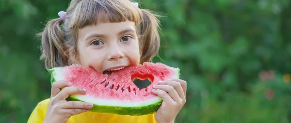 Kind Eet Een Watermeloen Tuin Selectieve Focus — Stockfoto