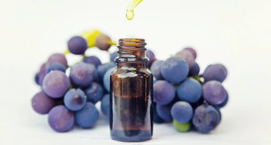 Küçük bir şişede üzüm tohumu yağı. Seçici odaklanma. Doğa.