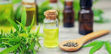 Küçük bir şişedeki kenevir yağı. Seçici odaklanma. Doğa.