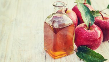 Şişe içinde elma sirkesi. Seçici odaklanma. Doğa.