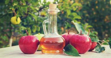 Şişe içinde elma sirkesi. Seçici odaklanma. Doğa.