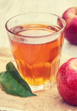 Bardakta elma suyu. Seçici odaklanma. Doğa.