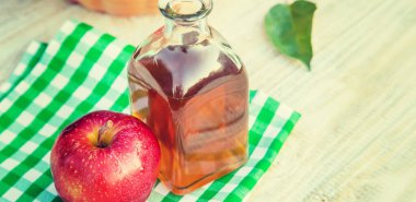 Şişe içinde elma sirkesi. Seçici odaklanma. Doğa.