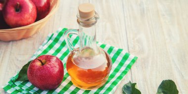 Şişe içinde elma sirkesi. Seçici odaklanma. Doğa.