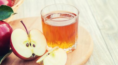 Bardakta elma suyu. Seçici odaklanma. Doğa.