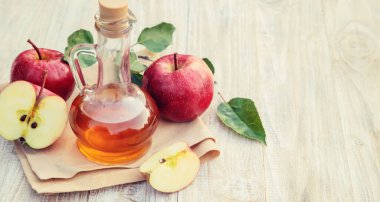 Şişe içinde elma sirkesi. Seçici odaklanma. Doğa.