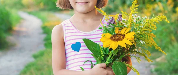 Enfant Tient Bouquet Fleurs Sauvages Dans Ses Mains Concentration Sélective — Photo