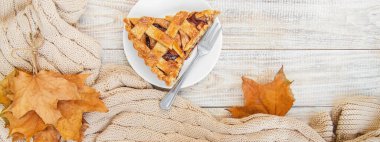 Elinde bir fincan çay olan bir çocuk. Seçici odak. Sonbahar.