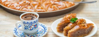 Masada Türk kahvesi ve baklava var. Seçici odak. Doğa.