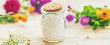 Homeopati. Küçük şişelerde bitkisel özler. Seçici odaklanma. Doğa.