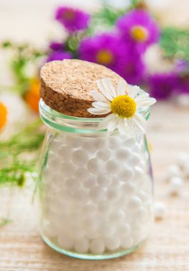 Homeopati. Küçük şişelerde bitkisel özler. Seçici odaklanma. Doğa.