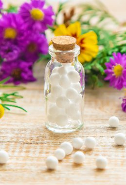 Homeopati. Küçük şişelerde bitkisel özler. Seçici odaklanma. Doğa.