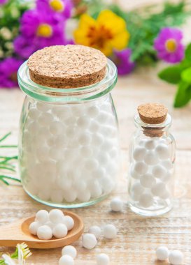 Homeopati. Küçük şişelerde bitkisel özler. Seçici odaklanma. Doğa.