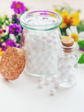 Homeopati. Küçük şişelerde bitkisel özler. Seçici odaklanma. Doğa.