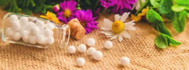 Homeopati. Küçük şişelerde bitkisel özler. Seçici odaklanma. Doğa.