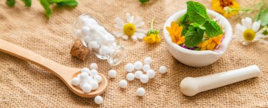 Homeopati. Küçük şişelerde bitkisel özler. Seçici odaklanma. Doğa.