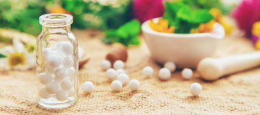 Homeopati. Küçük şişelerde bitkisel özler. Seçici odaklanma. Doğa.