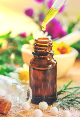 Homeopati. Küçük şişelerde bitkisel özler. Seçici odaklanma. Doğa.