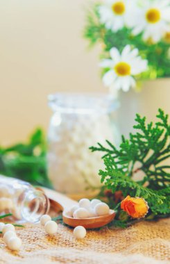 Homeopati. Küçük şişelerde bitkisel özler. Seçici odaklanma. Doğa.