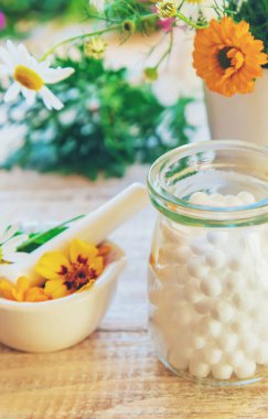 Homeopati. Küçük şişelerde bitkisel özler. Seçici odaklanma. Doğa.