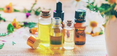 Homeopati. Küçük şişelerde bitkisel özler. Seçici odaklanma. Doğa.