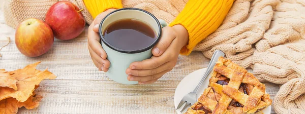 手に紅茶を1杯持った子供選択的な焦点 — ストック写真