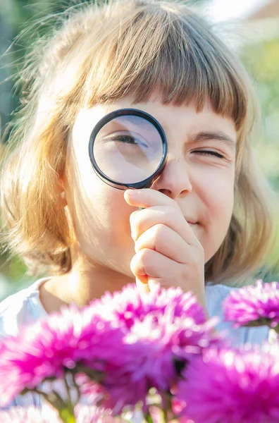 Bambino Con Una Lente Ingrandimento Mano Focus Selettivo — Foto Stock