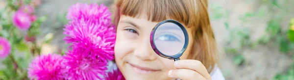 Niño Con Una Lupa Las Manos Enfoque Selectivo — Foto de Stock