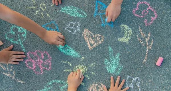 Dibujos Infantiles Sobre Asfalto Con Tiza Enfoque Selectivo Naturaleza —  Fotos de Stock