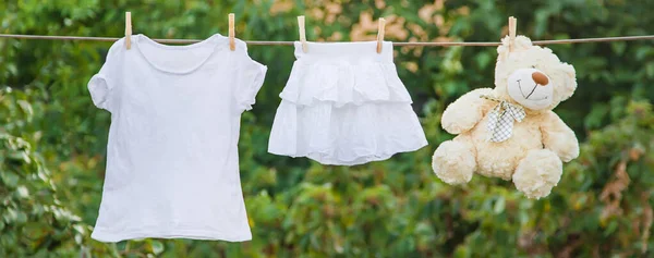 Летом Сухая Белая Одежда Веревке Выборочный Фокус Природа — стоковое фото